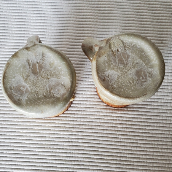 2 Handmade Pottered Mugs Vintage Pottery Brown Beige Signed 16oz - Picture 6 of 7